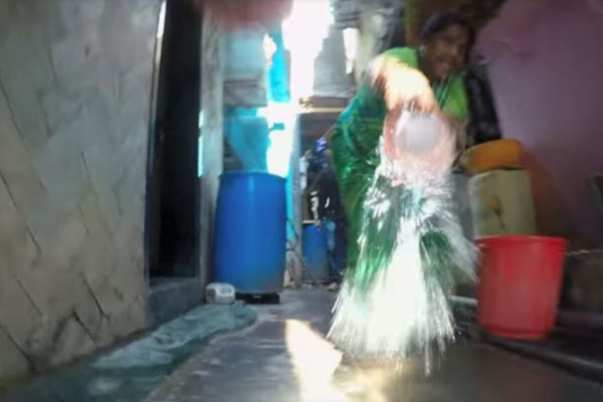 Esta persona saca a un perrito con un balde de agua.