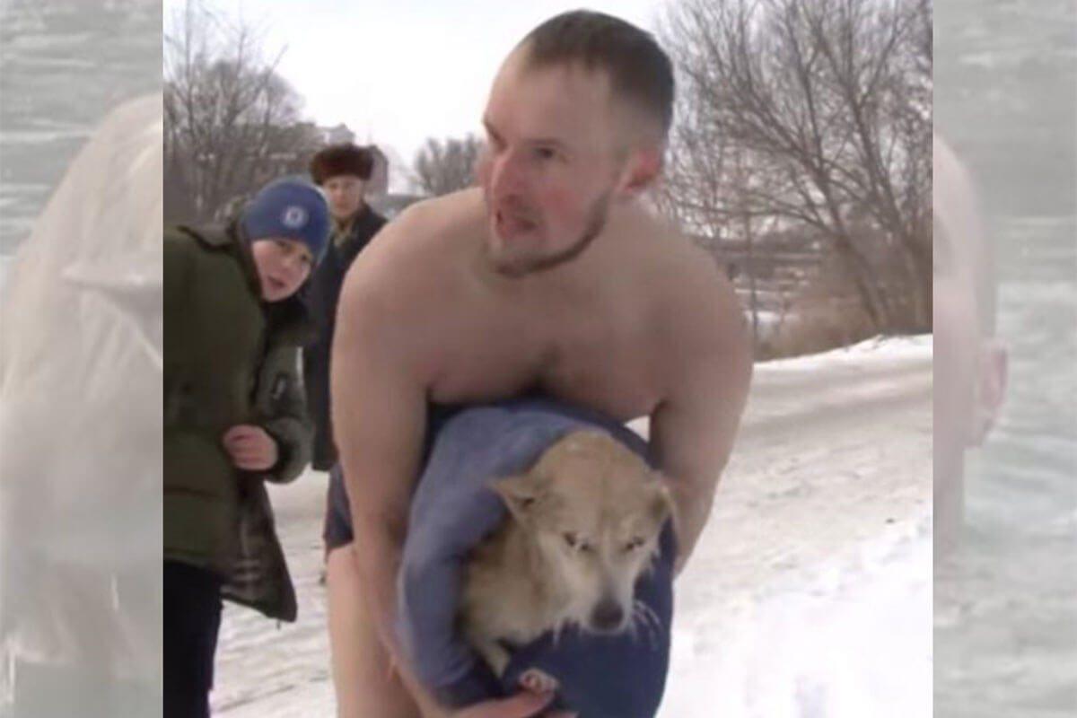 El hombre salió del agua pidiendo una manta caliente para el perrito.
