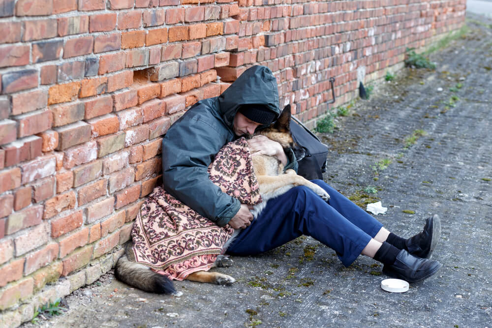 Persona sin hogar con su perrito.
