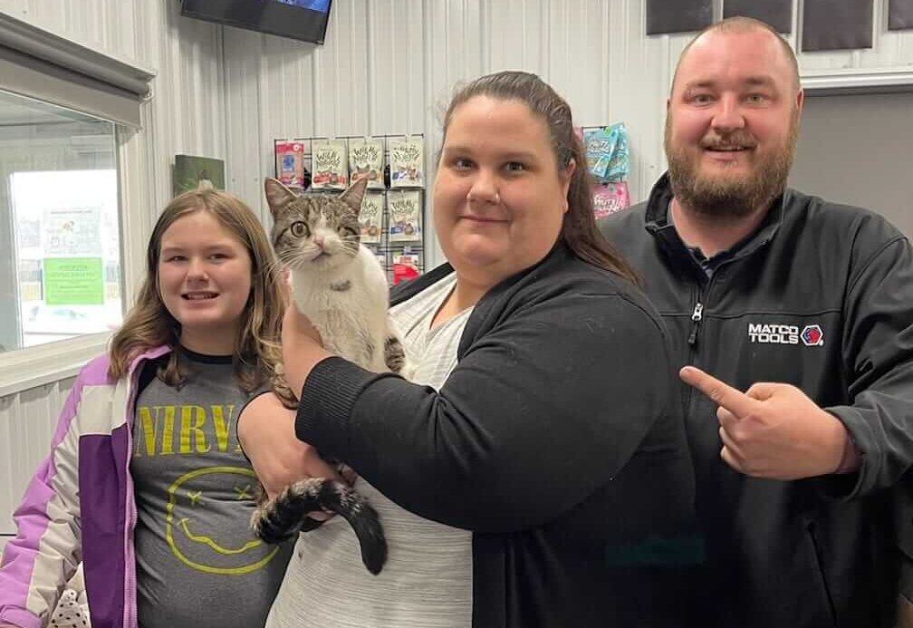 El gatito tuerto con su familia.