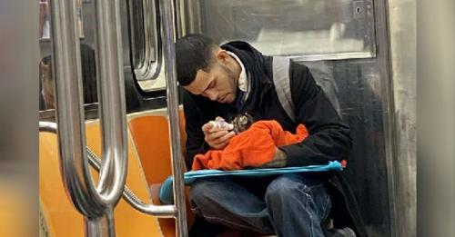 Ven a un hombre en el metro alimentando con un biberón a un gatito bebé