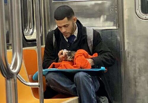 El hombre y el gatito en el metro.