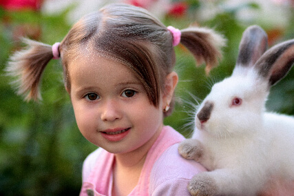 niña con conejo a sus espaldas