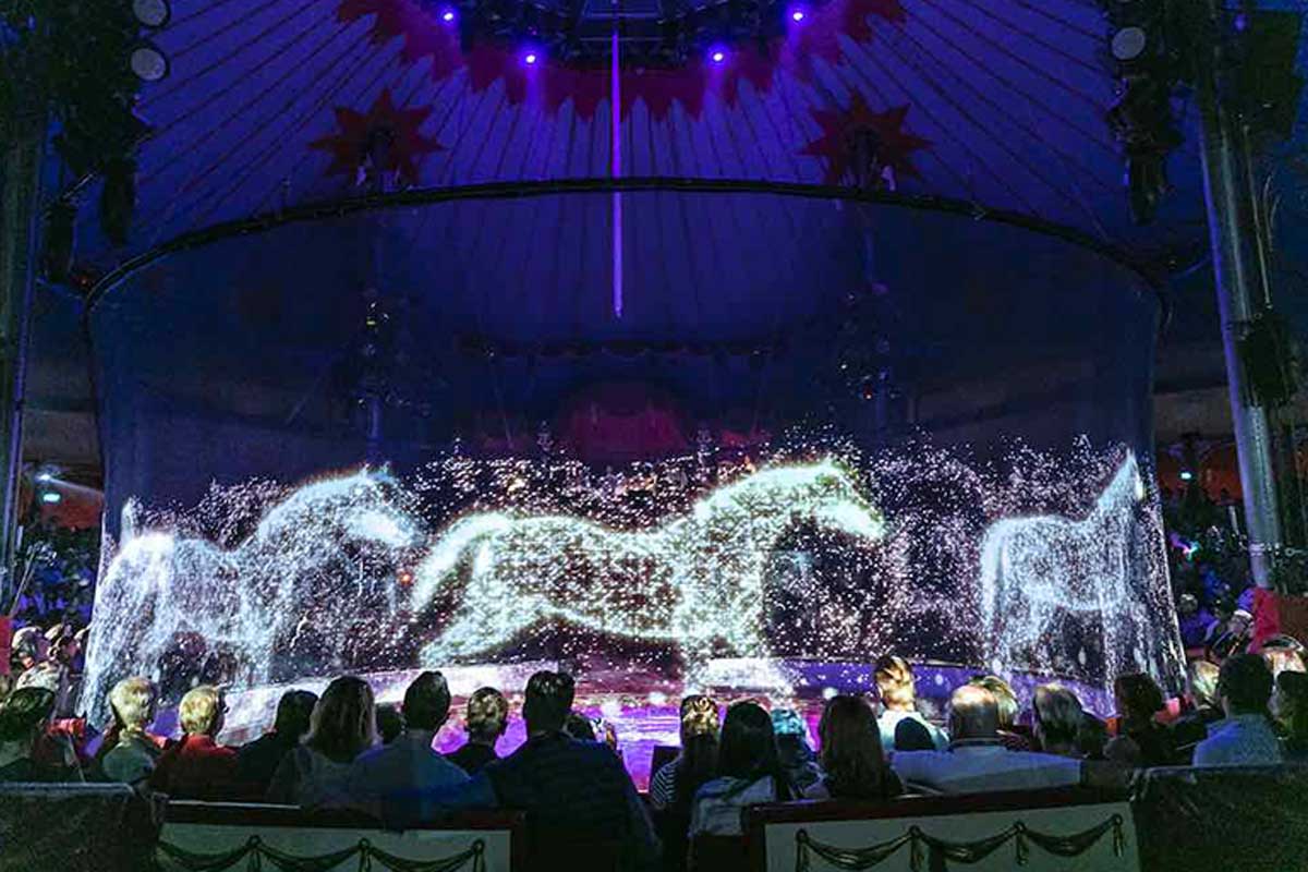 Entre los hologramas que presenta el circo de Alemania está el de un carrusel de caballos.