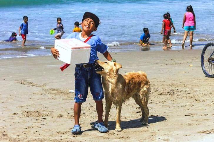 El niño junto a su perrito.