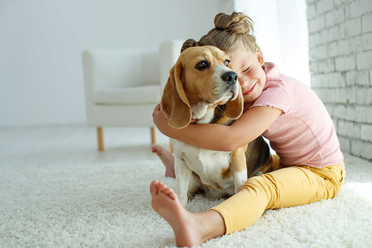 Estudo afirma que conviver com cães permite que as crianças se desenvolvam de forma diferente.