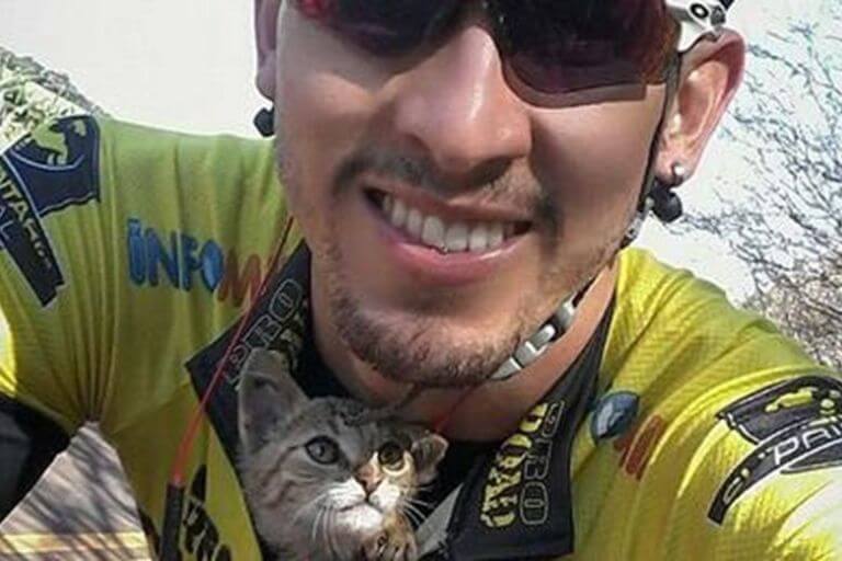 Ciclista salvó a un gatito metiéndolo en su camiseta
