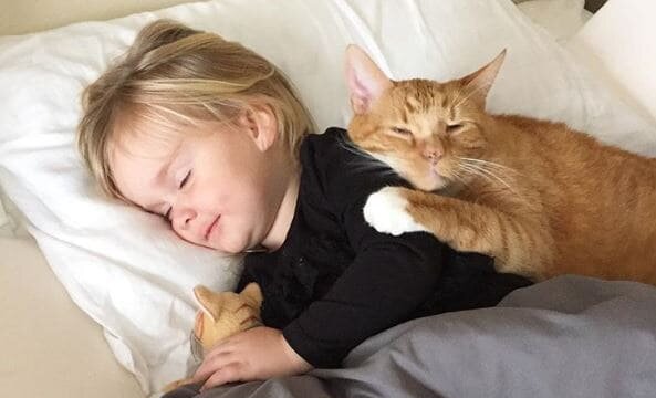 La niña y su gato.