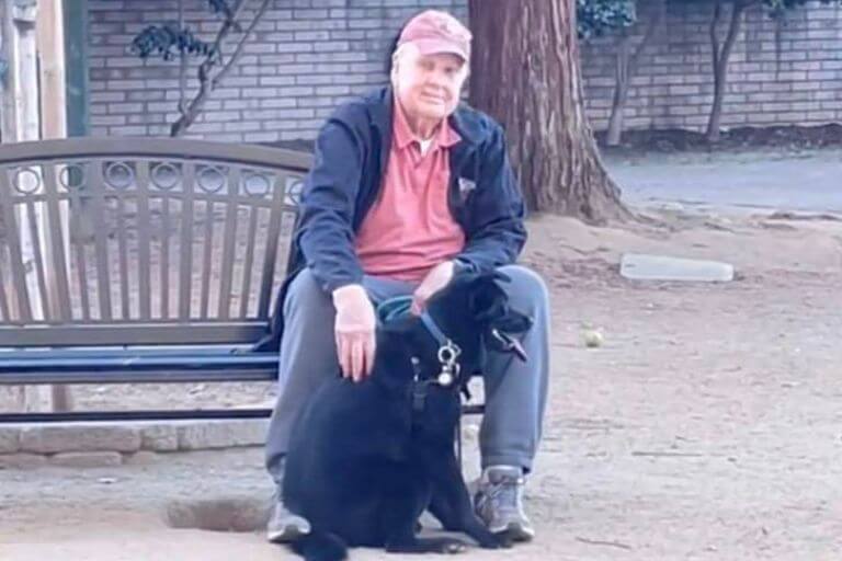 Mujer que había perdido a su perrito, lo encontró ofreciendo compañía a un solitario anciano.