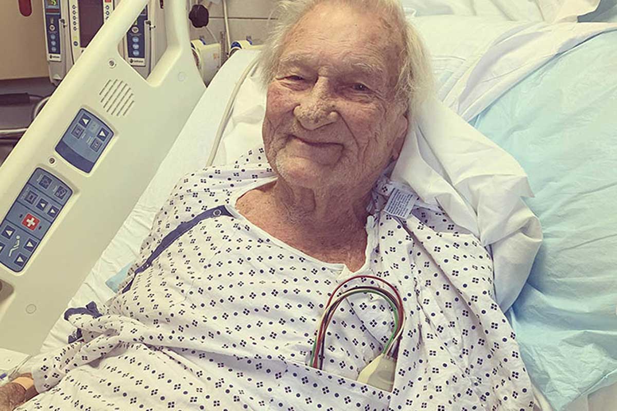 A cadela salva a vida de seu dono e volta para os braços dele após uma longa recuperação.