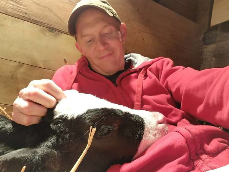 Ryan se dedicó a darle todo el amor que necesitaba esta vaca recién rescatada.