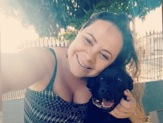 La donna che ha adottato la cagnolina ha condiviso la foto in cui condivideva la sua coperta.