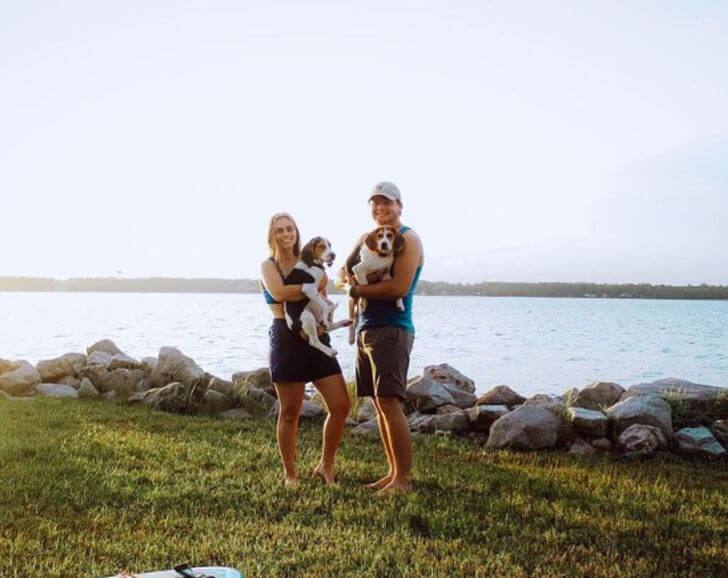 O casal agora vive muito feliz com seus filhotes, são uma linda família.