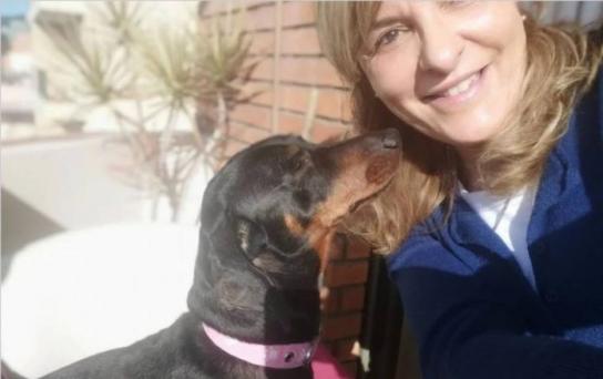 O que essa mulher está pedindo à empresa é que reconheça seu cachorro como membro de sua família.