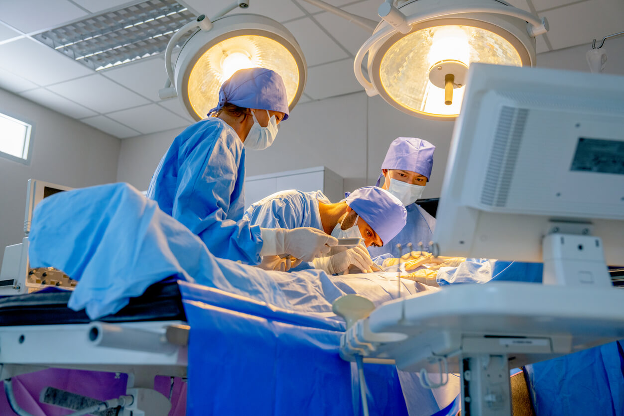 Team di medici interviene su un paziente in sala operatoria