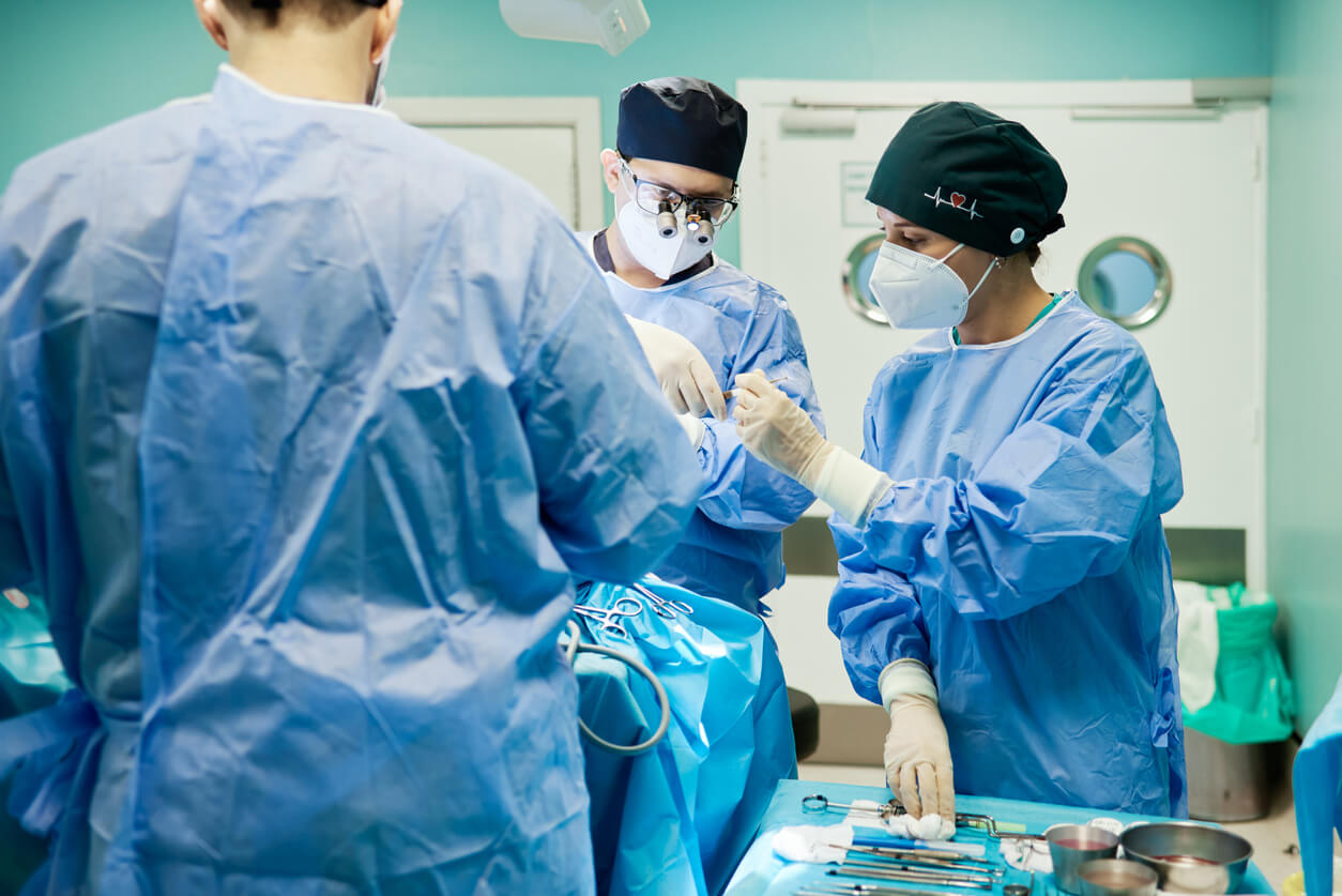 Medici con strumenti in sala operatoria