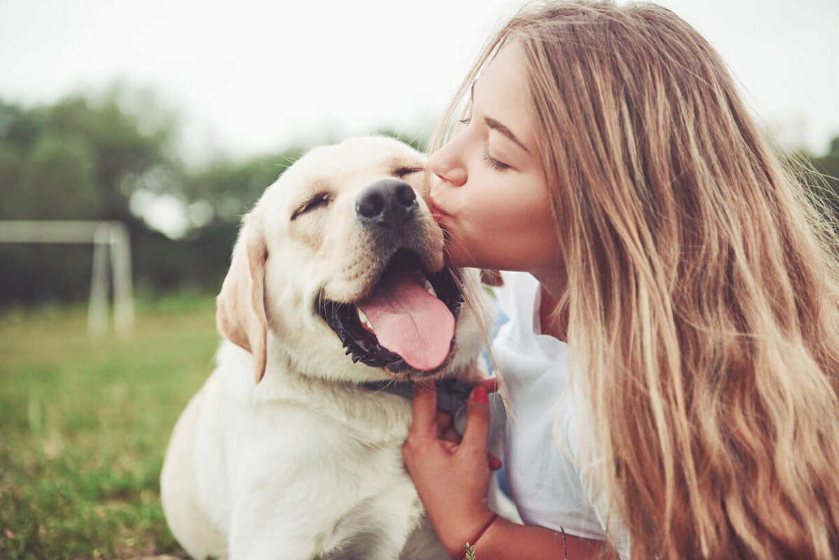 Tutora besa a su perro.