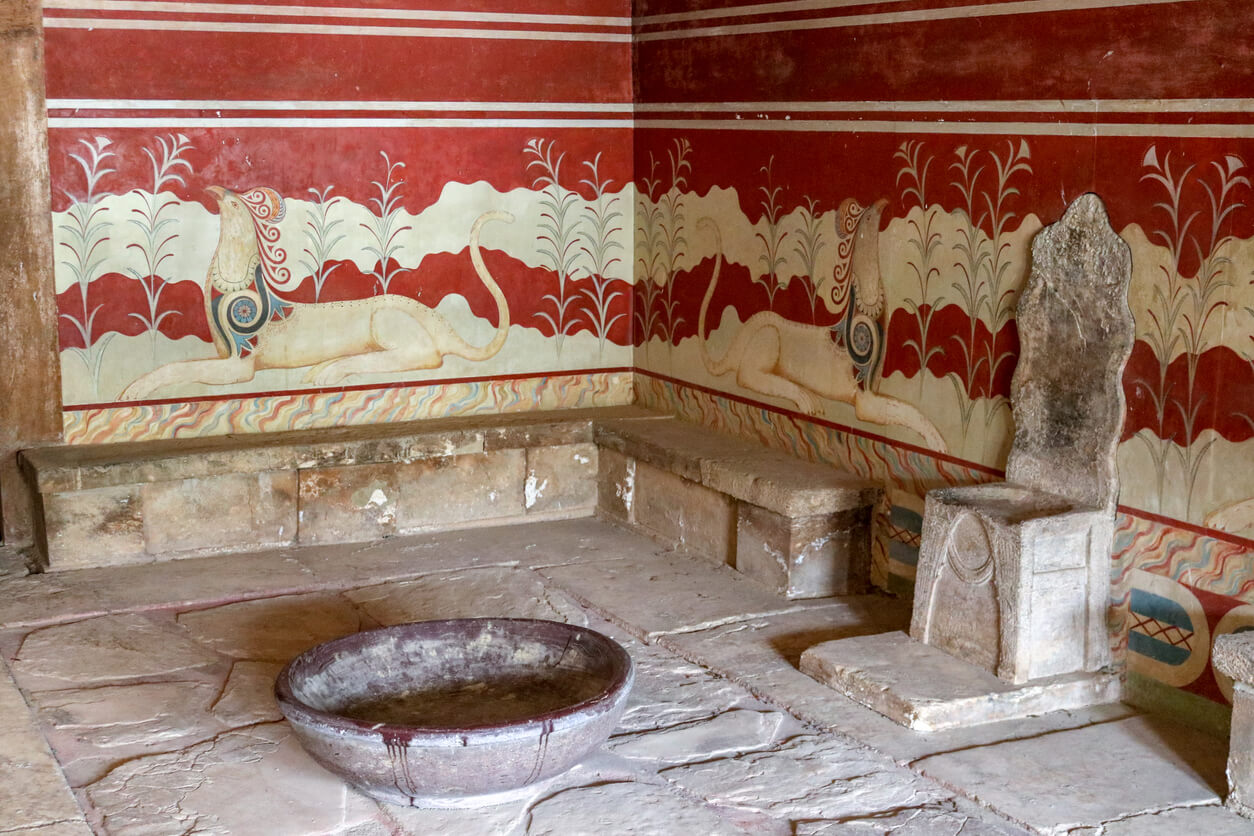 Peintures sur l'animal mythologique, le griffon, dans une salle du trône en Crète.
