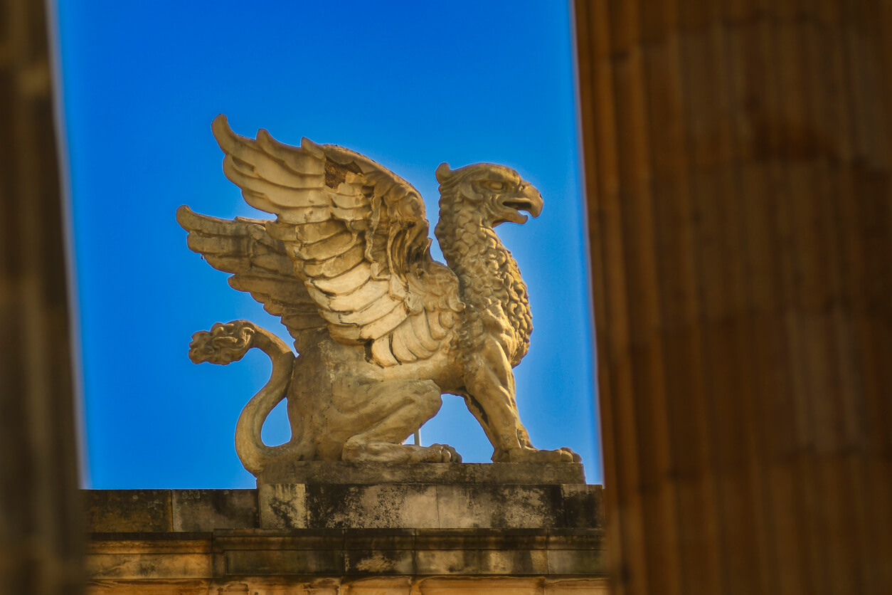 Estatua del animal mitológico conocido como grifo.