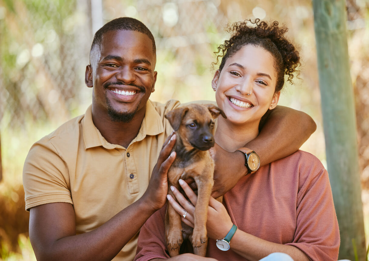 Pareja joven busca nombre de perros con la letra A para su can adoptado.