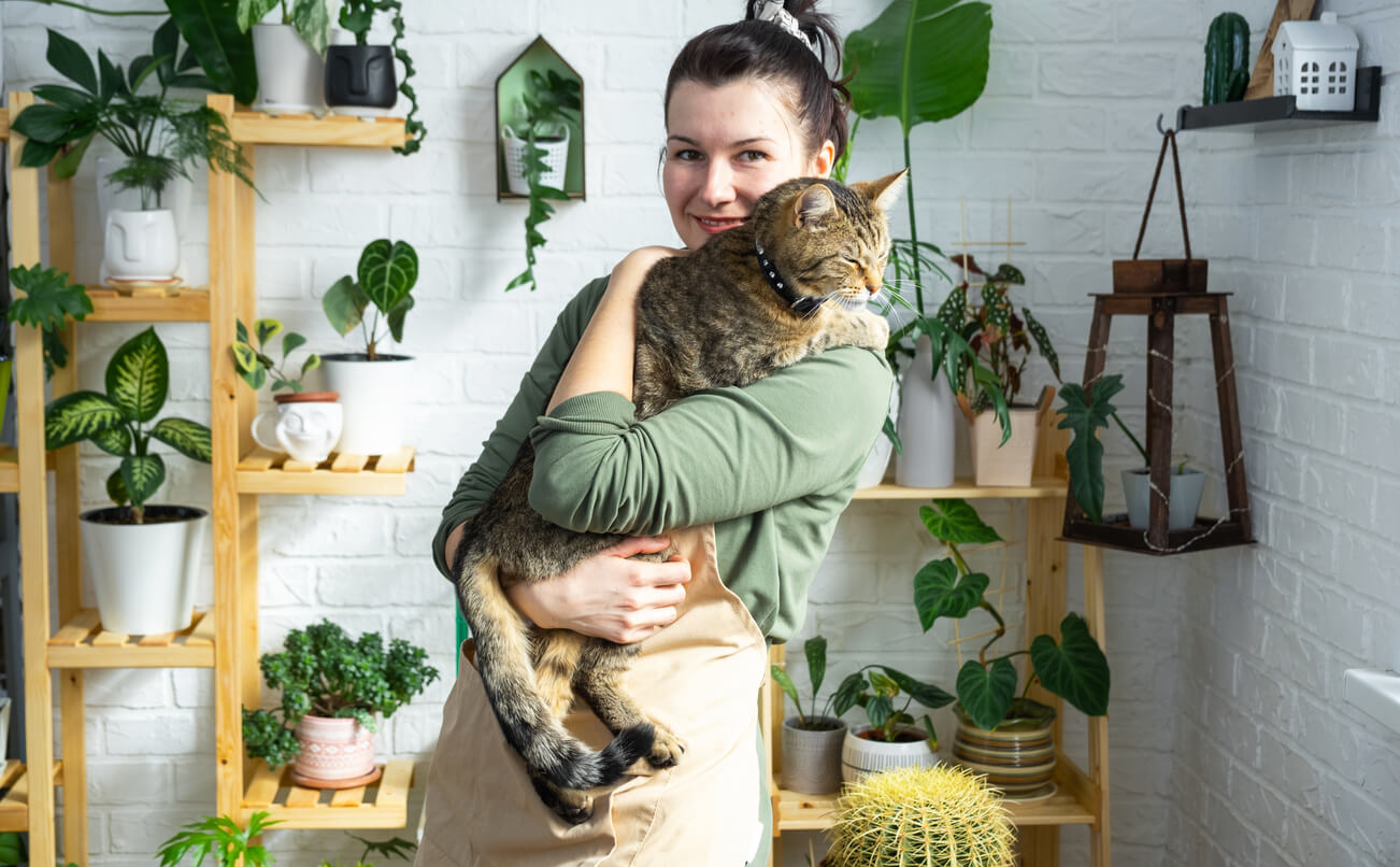La donna porta un gatto.