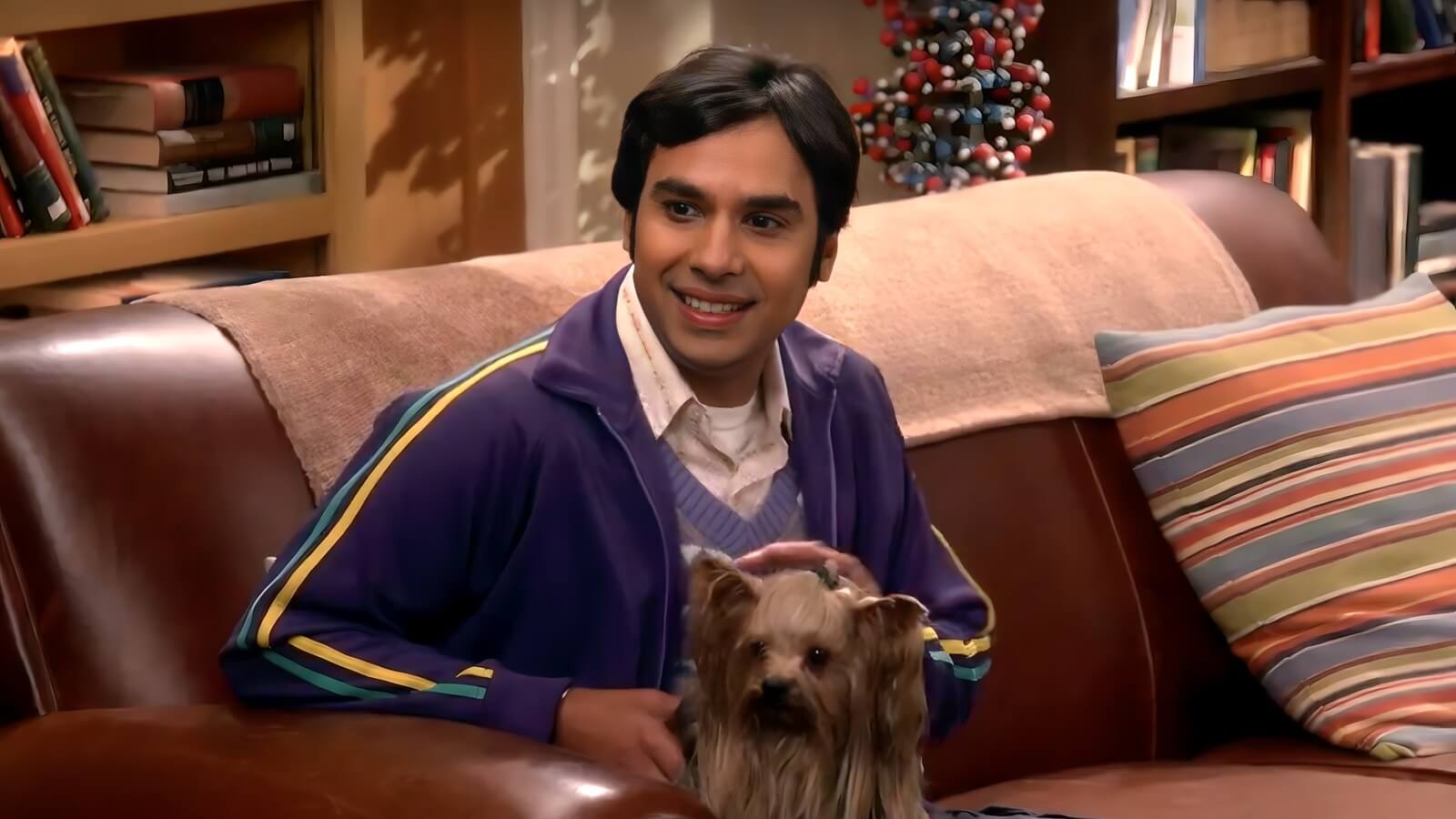 El personaje de Raj, de la serie The Big Band Theory, carga a su perra Canela. 