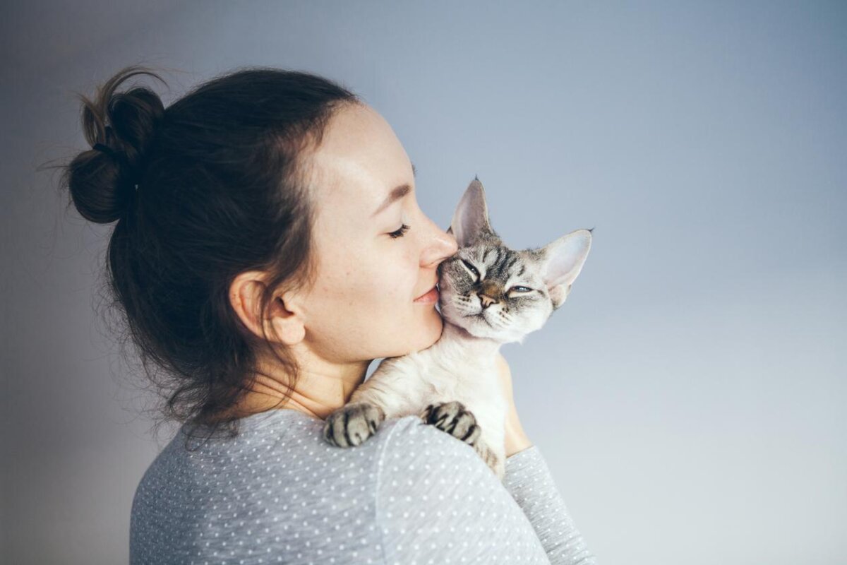 Mujer con gato.